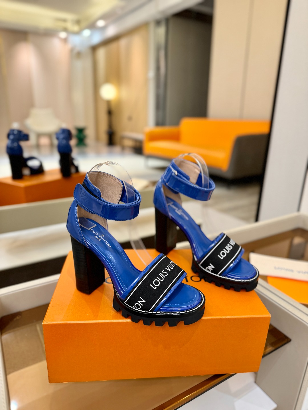 LOUIS VUITTON 💯💯💯 LV欧美风时尚凉鞋 🍋+🌿+=🥂 路易威登传统硬箱的精巧标准品牌扣💖