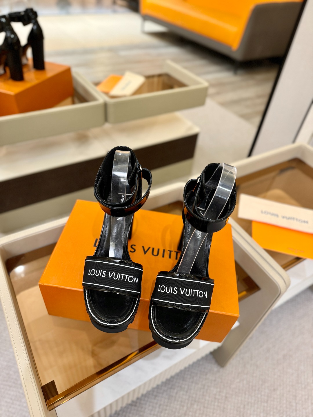 LOUIS VUITTON 💯💯💯 LV欧美风时尚凉鞋 🍋+🌿+=🥂 路易威登传统硬箱的精巧标准品牌扣💖