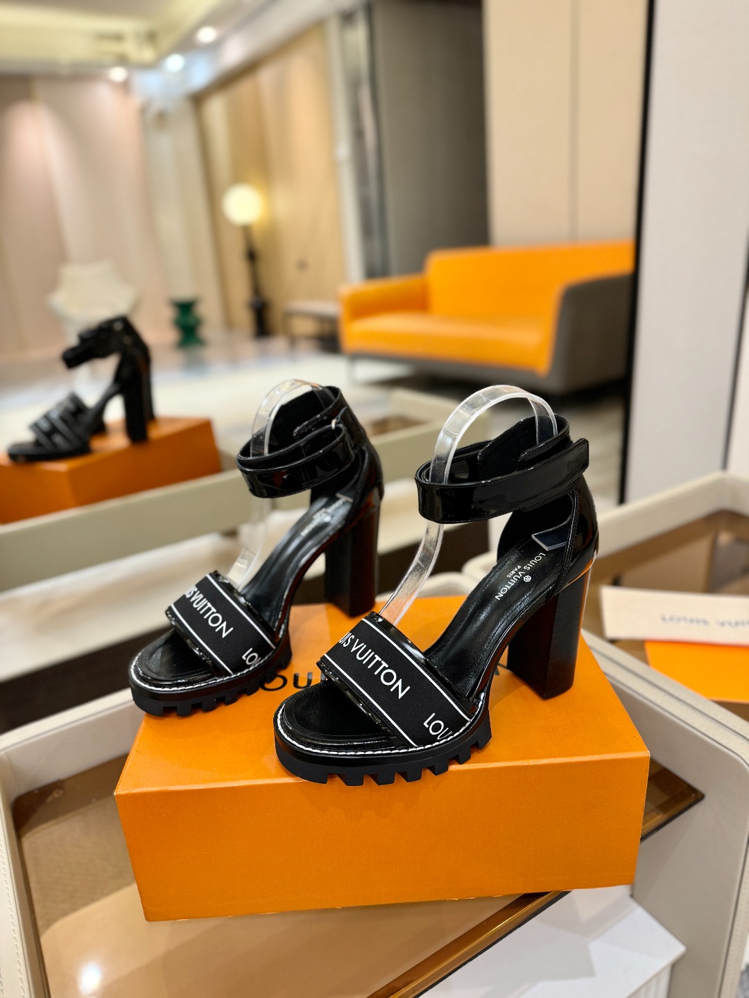 LOUIS VUITTON 💯💯💯 LV欧美风时尚凉鞋 🍋+🌿+=🥂 路易威登传统硬箱的精巧标准品牌扣💖