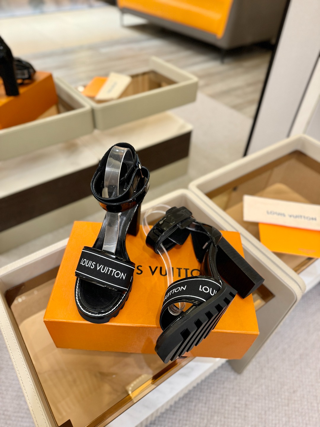 LOUIS VUITTON 💯💯💯 LV欧美风时尚凉鞋 🍋+🌿+=🥂 路易威登传统硬箱的精巧标准品牌扣💖