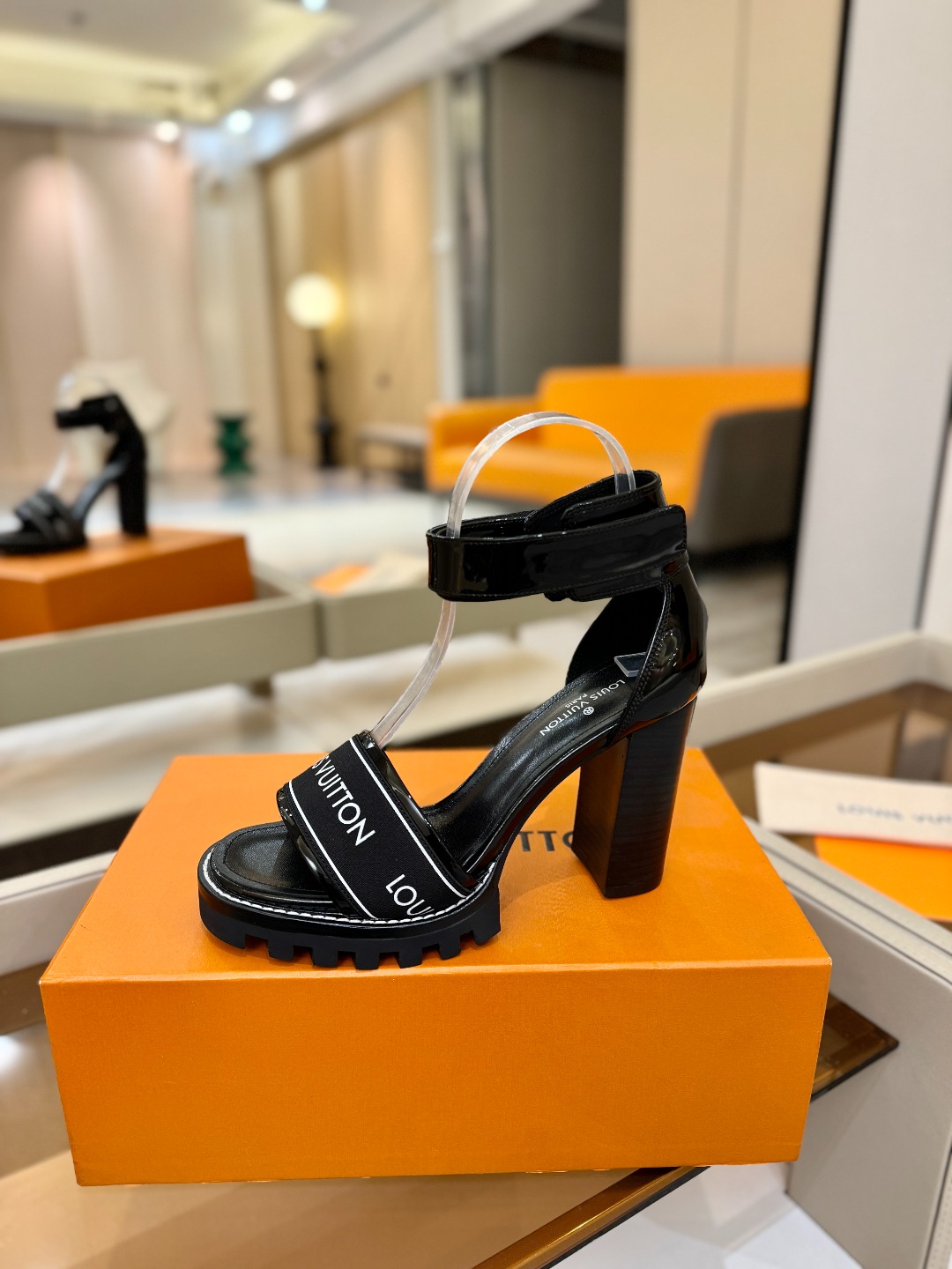 LOUIS VUITTON 💯💯💯 LV欧美风时尚凉鞋 🍋+🌿+=🥂 路易威登传统硬箱的精巧标准品牌扣💖