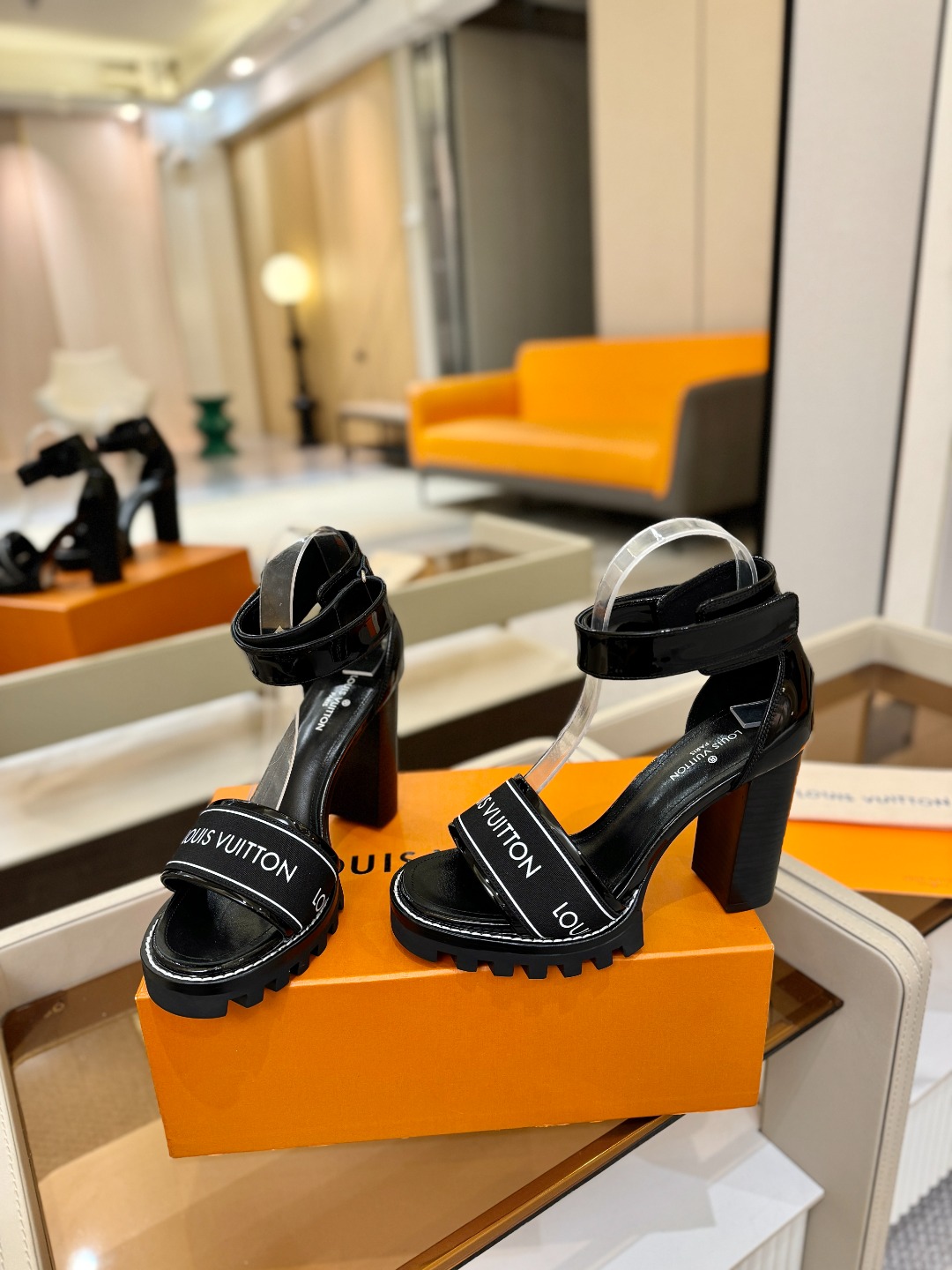 LOUIS VUITTON 💯💯💯 LV欧美风时尚凉鞋 🍋+🌿+=🥂 路易威登传统硬箱的精巧标准品牌扣💖