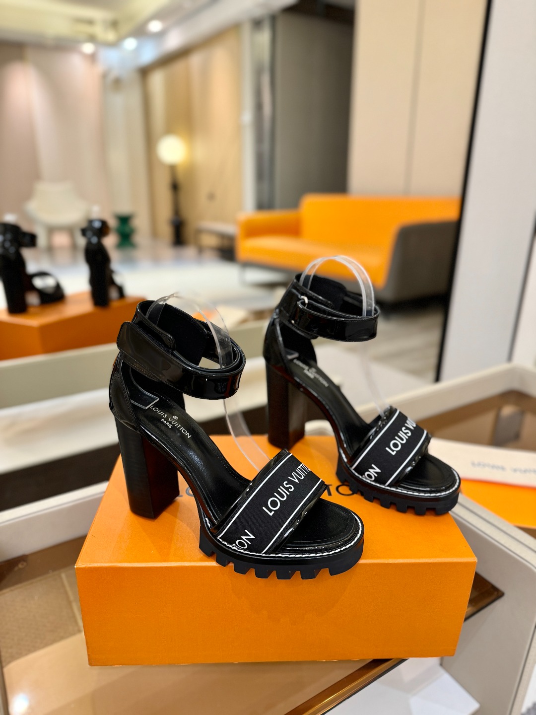 LOUIS VUITTON 💯💯💯 LV欧美风时尚凉鞋 🍋+🌿+=🥂 路易威登传统硬箱的精巧标准品牌扣💖