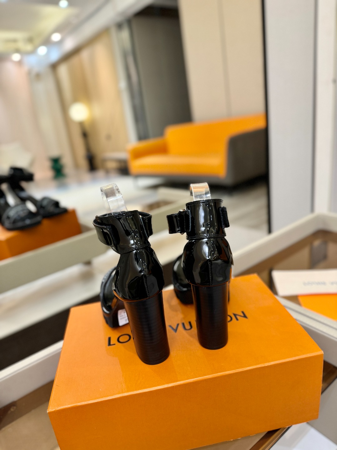 LOUIS VUITTON 💯💯💯 LV欧美风时尚凉鞋 🍋+🌿+=🥂 路易威登传统硬箱的精巧标准品牌扣💖