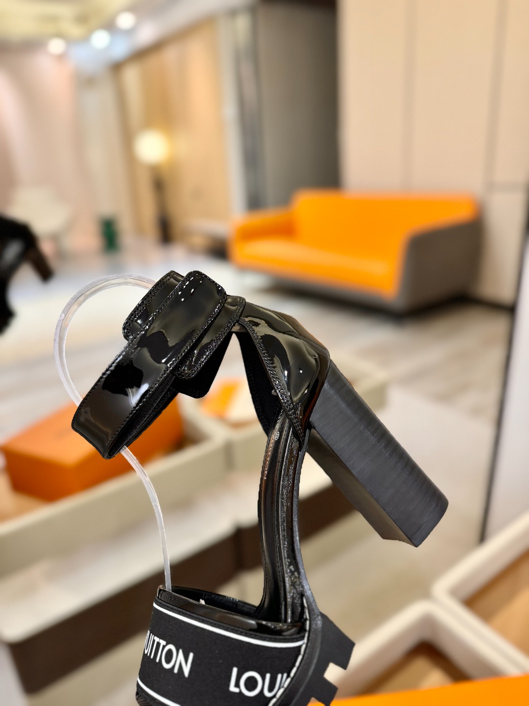 LOUIS VUITTON 💯💯💯 LV欧美风时尚凉鞋 🍋+🌿+=🥂 路易威登传统硬箱的精巧标准品牌扣💖