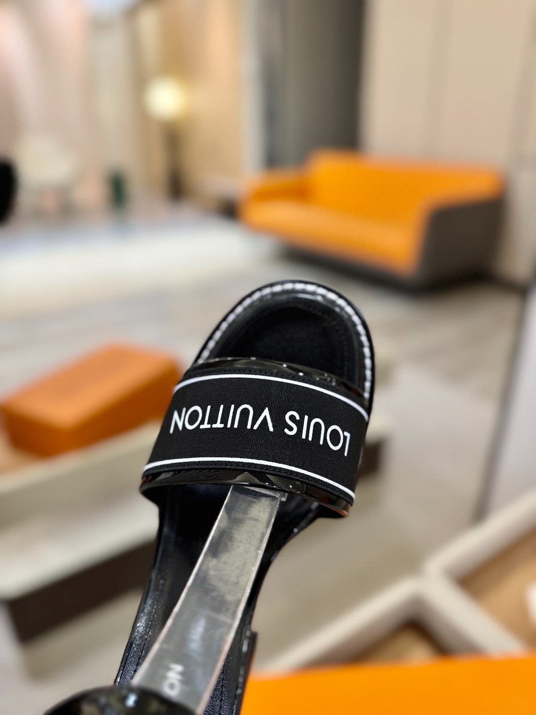 LOUIS VUITTON 💯💯💯 LV欧美风时尚凉鞋 🍋+🌿+=🥂 路易威登传统硬箱的精巧标准品牌扣💖