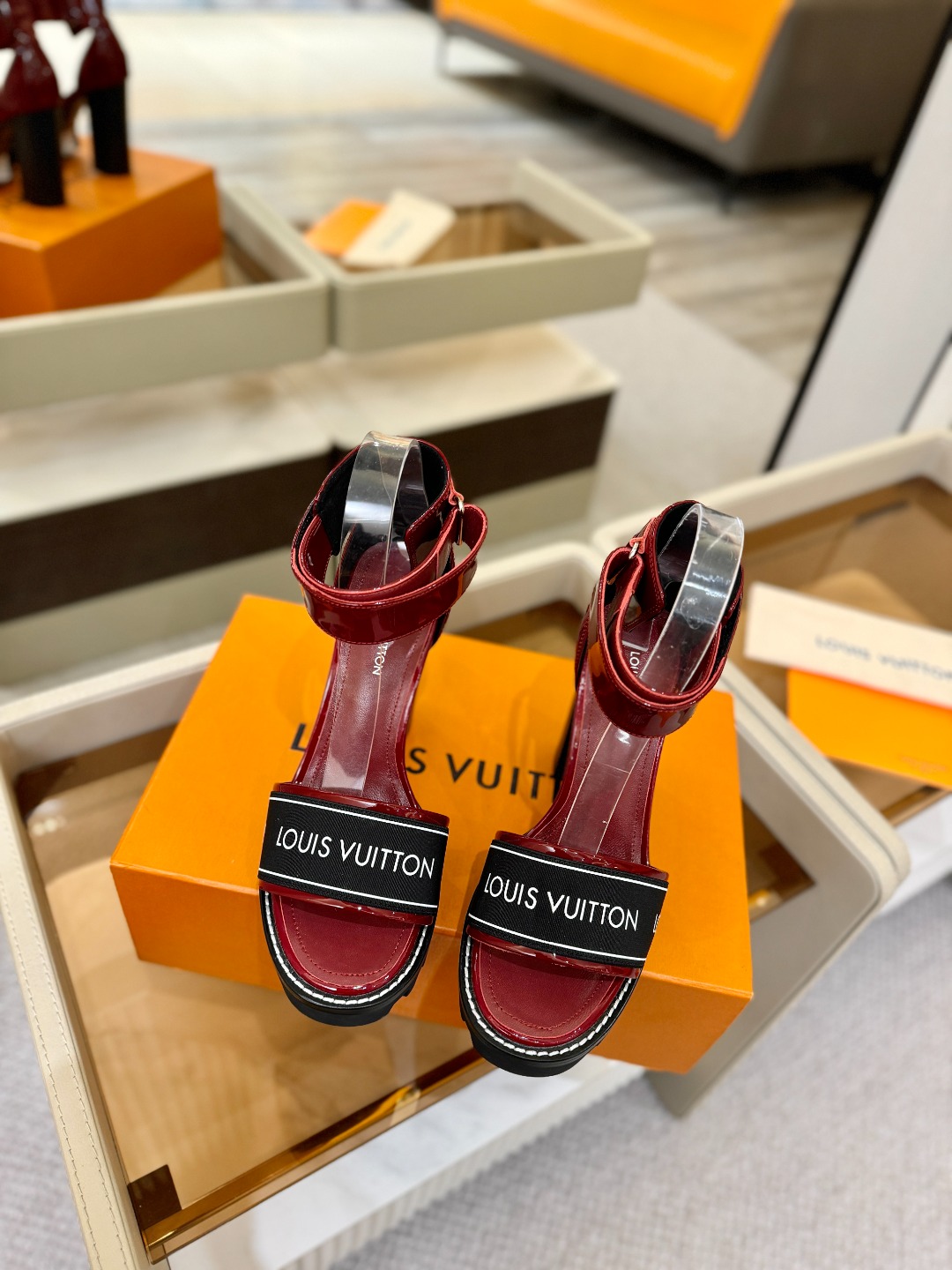 LOUIS VUITTON 💯💯💯 LV欧美风时尚凉鞋 🍋+🌿+=🥂 路易威登传统硬箱的精巧标准品牌扣💖