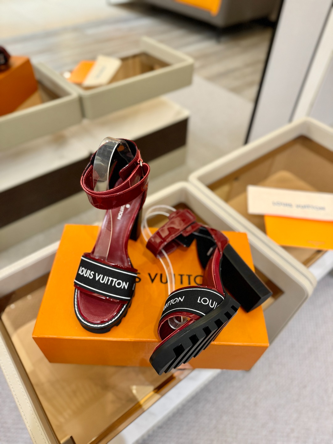 LOUIS VUITTON 💯💯💯 LV欧美风时尚凉鞋 🍋+🌿+=🥂 路易威登传统硬箱的精巧标准品牌扣💖