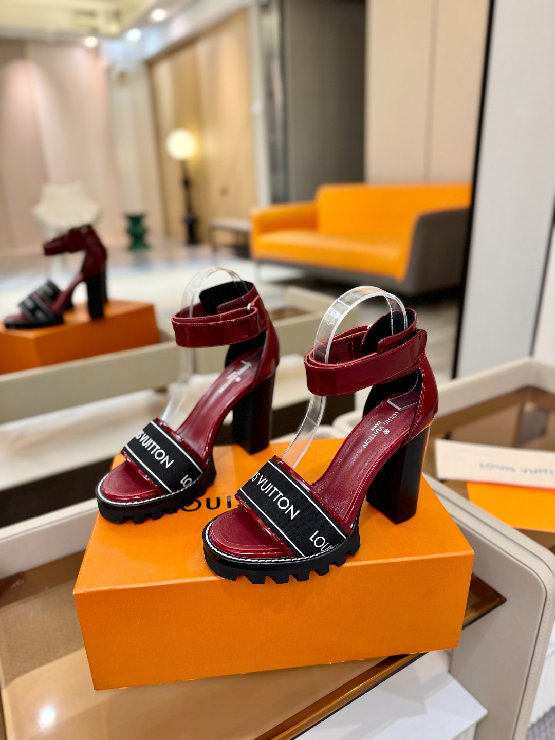 LOUIS VUITTON 💯💯💯 LV欧美风时尚凉鞋 🍋+🌿+=🥂 路易威登传统硬箱的精巧标准品牌扣💖