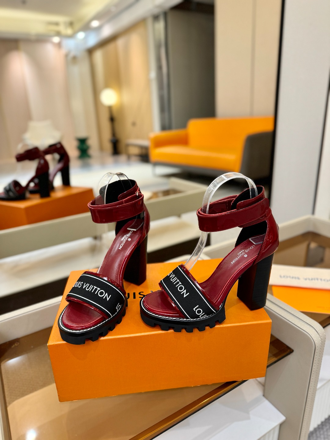 LOUIS VUITTON 💯💯💯 LV欧美风时尚凉鞋 🍋+🌿+=🥂 路易威登传统硬箱的精巧标准品牌扣💖