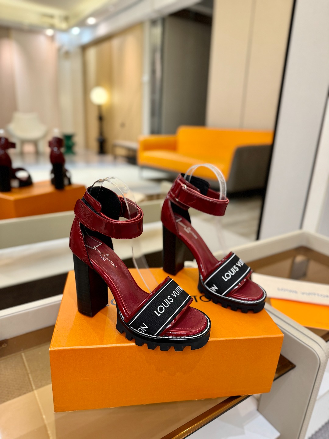 LOUIS VUITTON 💯💯💯 LV欧美风时尚凉鞋 🍋+🌿+=🥂 路易威登传统硬箱的精巧标准品牌扣💖