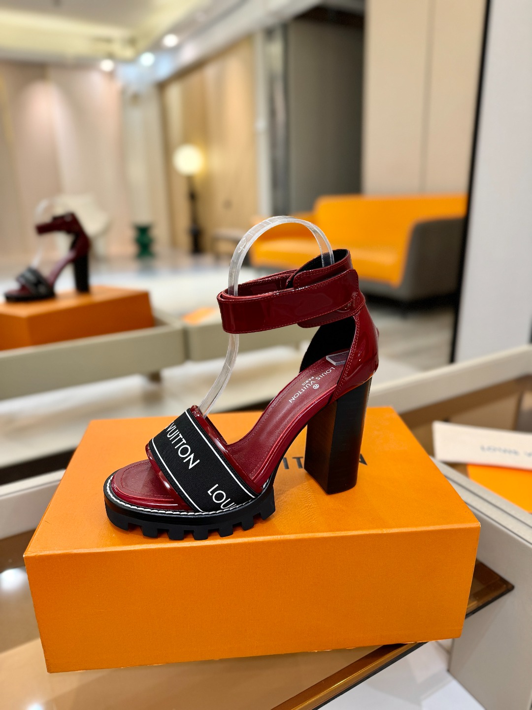 LOUIS VUITTON 💯💯💯 LV欧美风时尚凉鞋 🍋+🌿+=🥂 路易威登传统硬箱的精巧标准品牌扣💖