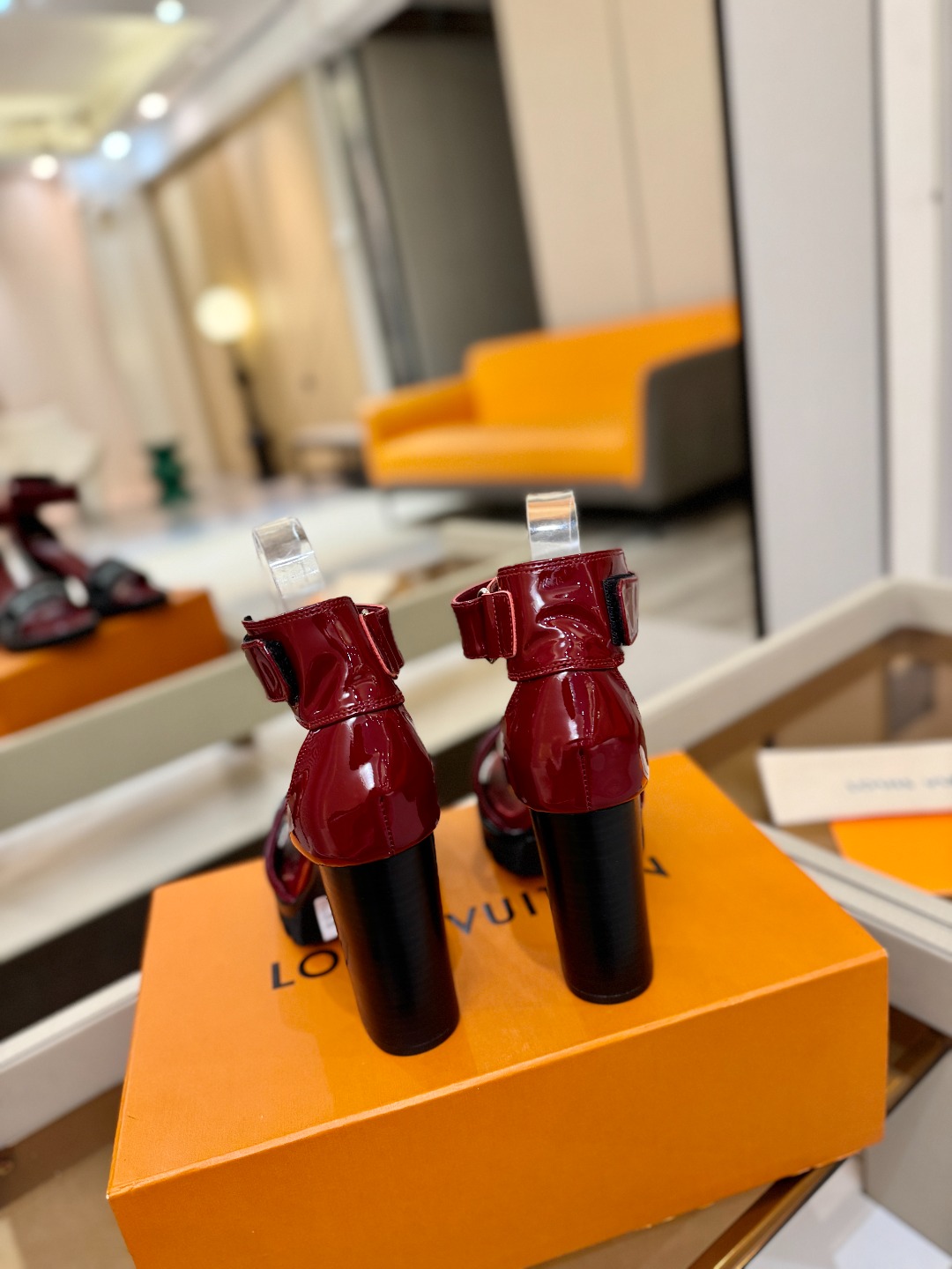 LOUIS VUITTON 💯💯💯 LV欧美风时尚凉鞋 🍋+🌿+=🥂 路易威登传统硬箱的精巧标准品牌扣💖