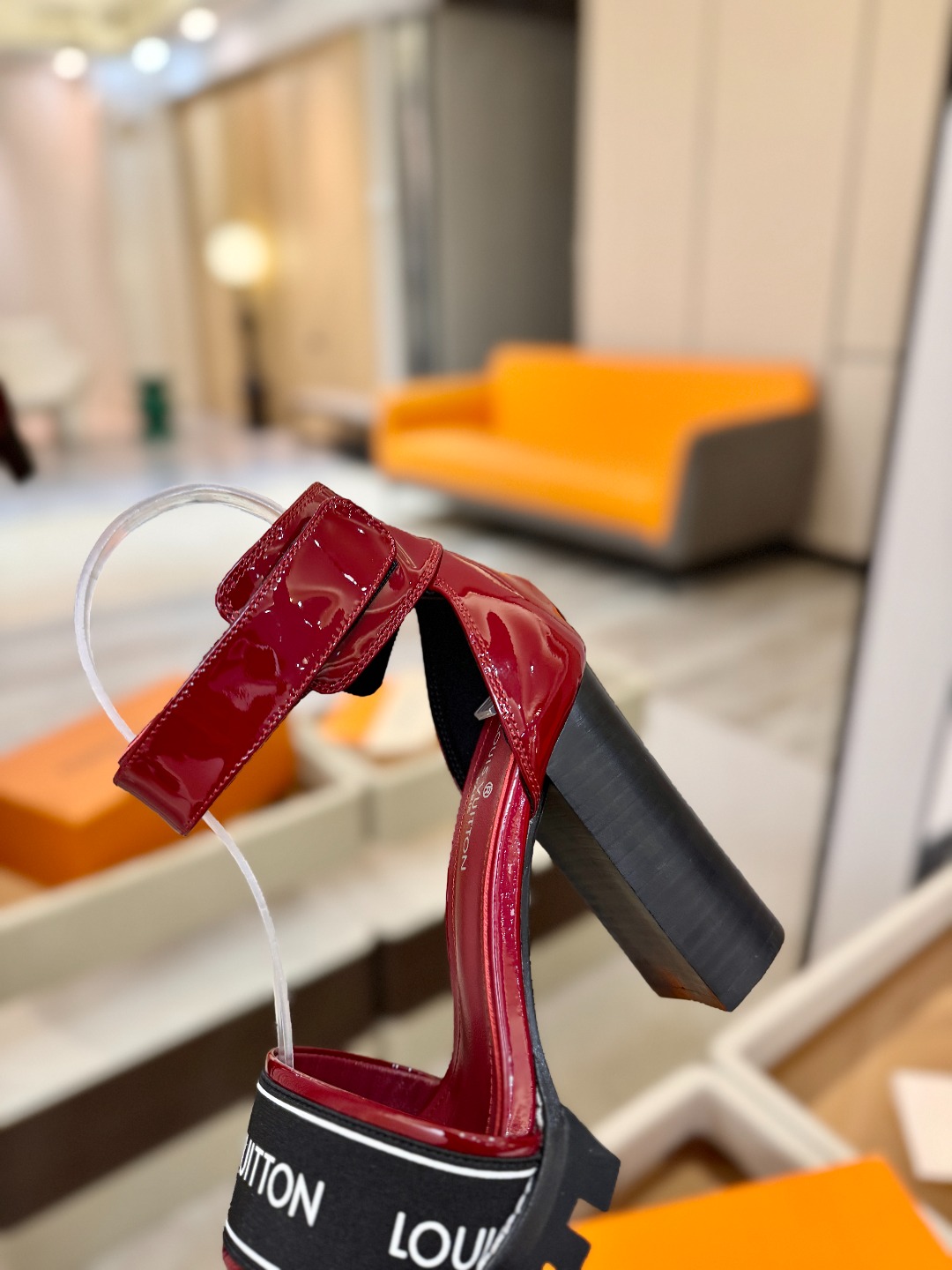 LOUIS VUITTON 💯💯💯 LV欧美风时尚凉鞋 🍋+🌿+=🥂 路易威登传统硬箱的精巧标准品牌扣💖