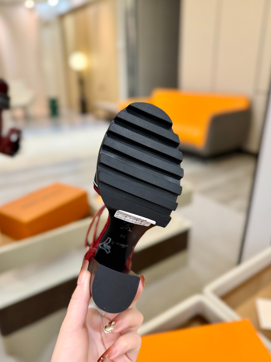 LOUIS VUITTON 💯💯💯 LV欧美风时尚凉鞋 🍋+🌿+=🥂 路易威登传统硬箱的精巧标准品牌扣💖