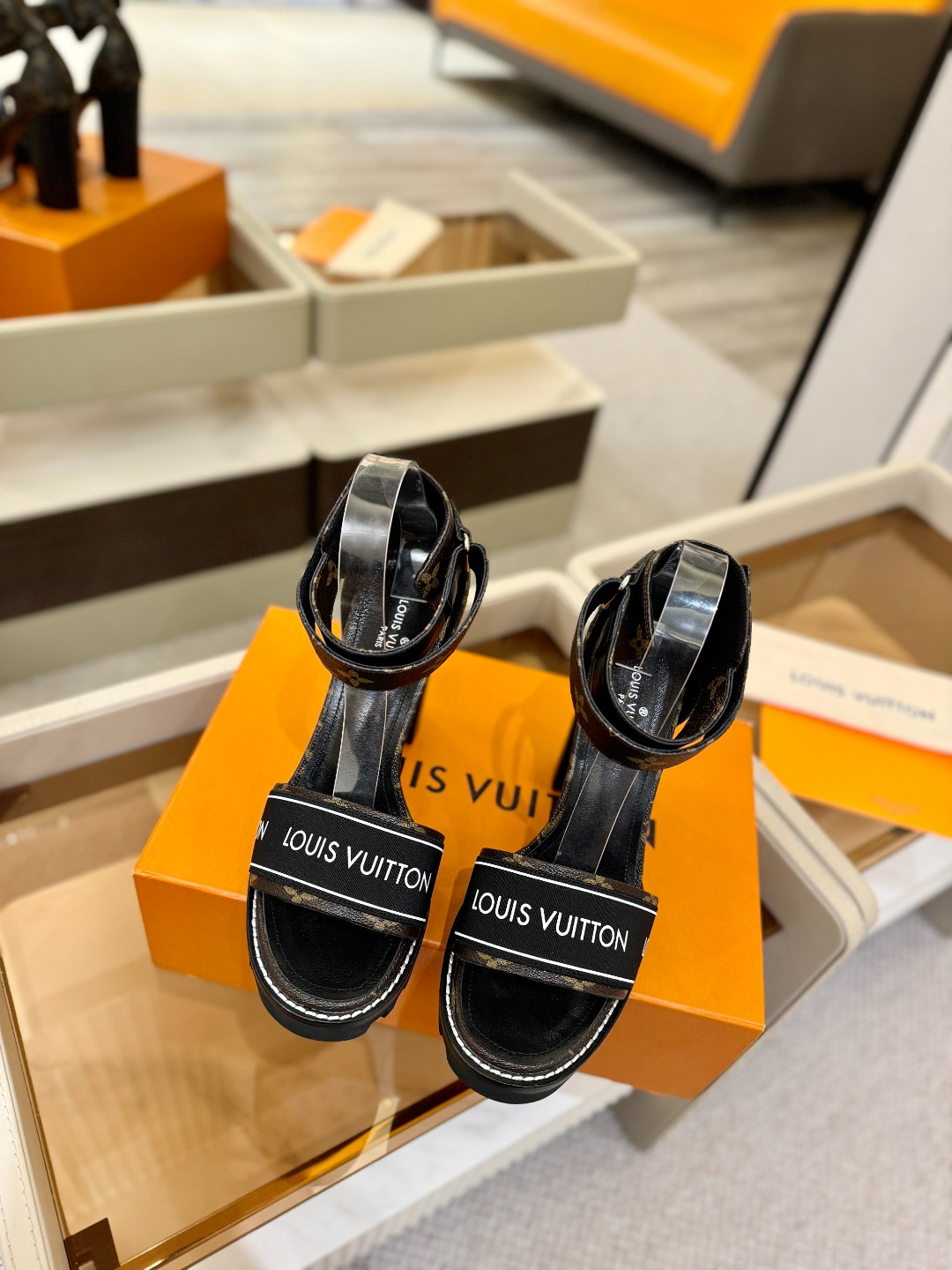 LOUIS VUITTON 💯💯💯 LV欧美风时尚凉鞋 🍋+🌿+=🥂 路易威登传统硬箱的精巧标准品牌扣💖