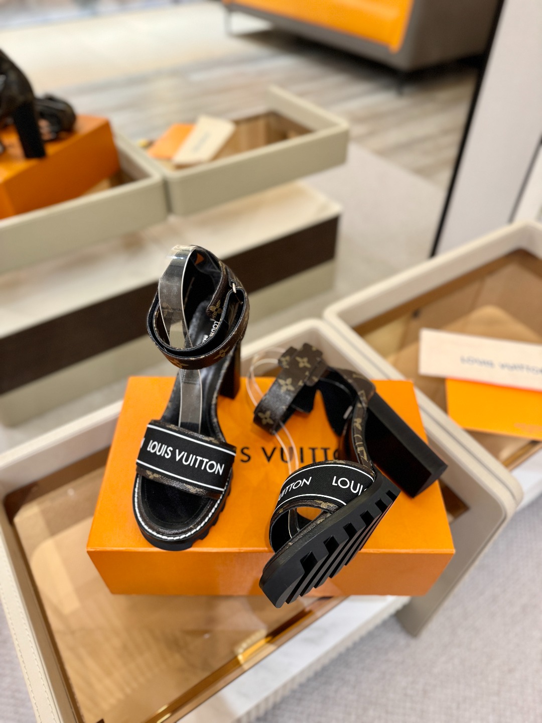 LOUIS VUITTON 💯💯💯 LV欧美风时尚凉鞋 🍋+🌿+=🥂 路易威登传统硬箱的精巧标准品牌扣💖