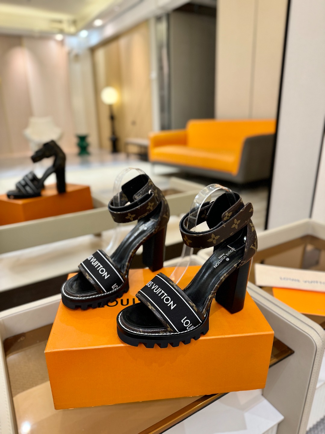 LOUIS VUITTON 💯💯💯 LV欧美风时尚凉鞋 🍋+🌿+=🥂 路易威登传统硬箱的精巧标准品牌扣💖