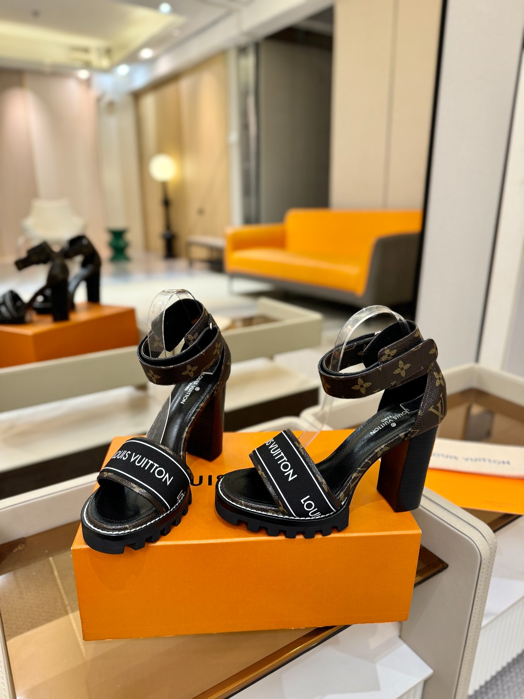 LOUIS VUITTON 💯💯💯 LV欧美风时尚凉鞋 🍋+🌿+=🥂 路易威登传统硬箱的精巧标准品牌扣💖