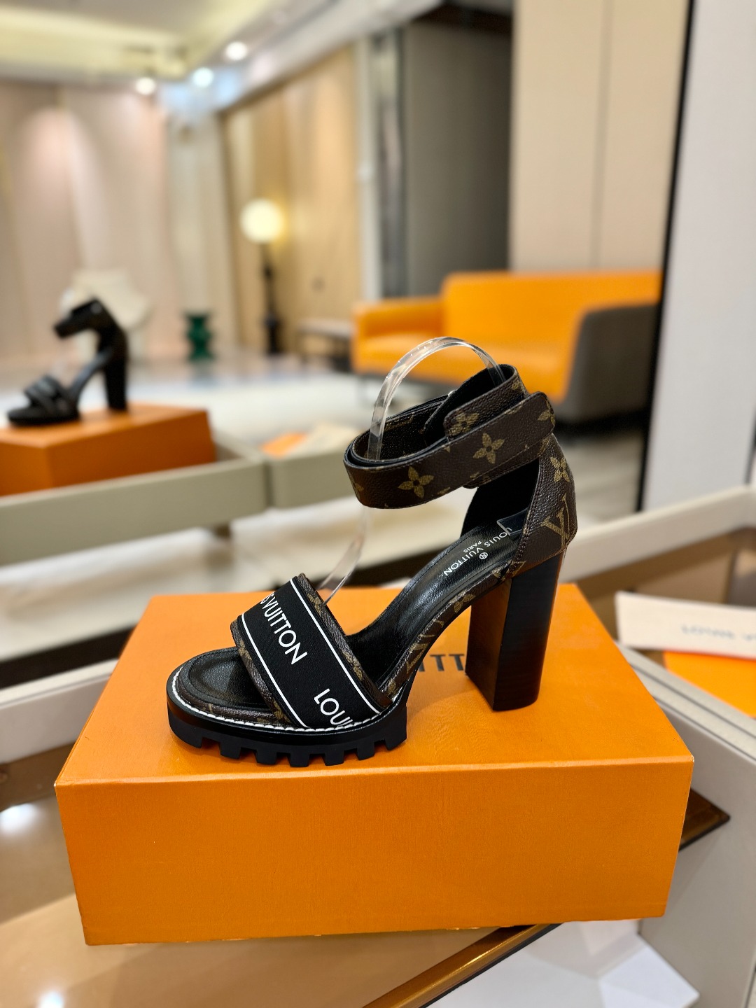 NO:759987,Price LOUIS VUITTON LV European and American style fashion sandals ++= Louis Vuitton's exquisite standard brand buckle on the traditional hard case, the front strap is simple and elegant. New products in early spring. The counter focuses on the latest high-heeled series. New hard goods. Purchasing level!  Full of high-end feel!  A favorite among bloggers at home and abroad, +++=retro and fashionable, and your feet are so beautiful!  The official website's main recommendation ★ ━━━━━ t ━━━━━ Upper LV special fabric/first-layer cowhide lining Imported water-dyed sheepskin lining Outsole front outsole thickness 2CM Heel height 10cm Shoe size 35-41 (34.41.42 customization is not returnable), high-heeled sandals, louis vuitton, louis  vuitton,louis vuitton,sandals,high heels,cowhide,sheepskin19860909价格 LOUIS VUITTON  LV欧美风时尚凉鞋 ++= 路易威登传统硬箱的精巧标准品牌扣你前带简约大方.早春新品 专柜主打最新款高跟系列 硬货上新 代购级别！高级感十足！国内外博主刷爆的一款,+++=复古又时髦 上脚美炸了！官网主推款 ★ ━━━━━ t ━━━━━ 鞋面LV专用面料/ 头层牛皮 内里 进口水染羊皮里 大底前大底厚度2CM 跟高10cm 鞋码 35-41（34.41.42定制不退换）,高跟鞋凉鞋,louis vuitton,louis vuitton,louis vuitton,sandals,high heels,cowhide,sheepskin,Women's Shoes