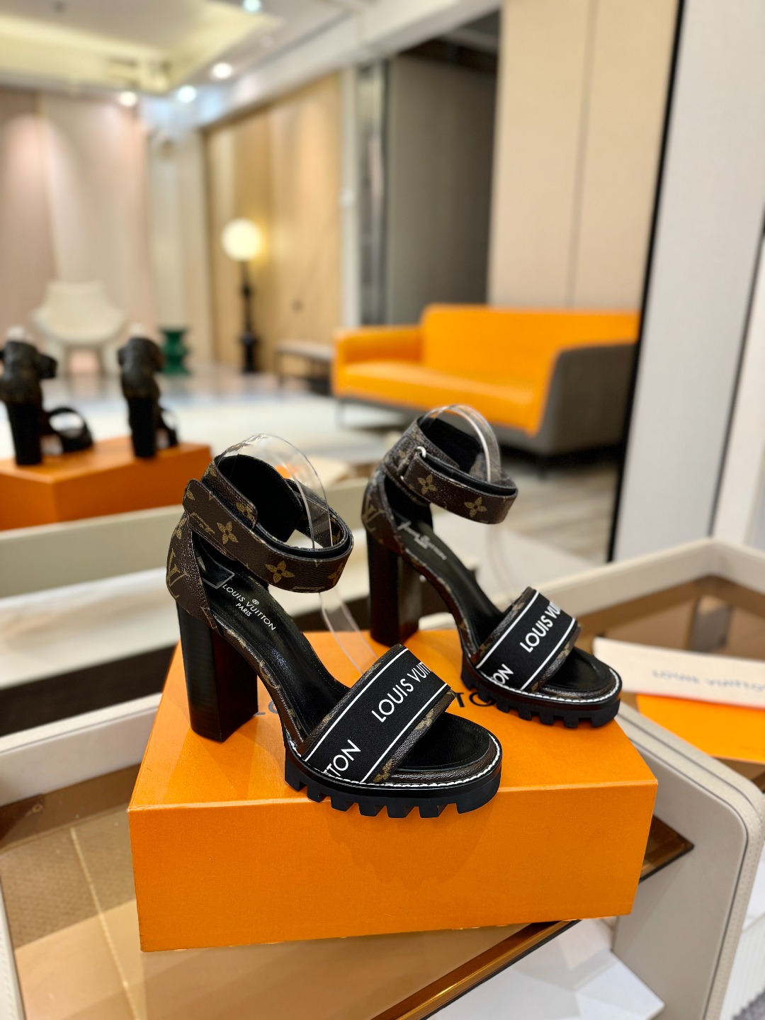 LOUIS VUITTON 💯💯💯 LV欧美风时尚凉鞋 🍋+🌿+=🥂 路易威登传统硬箱的精巧标准品牌扣💖