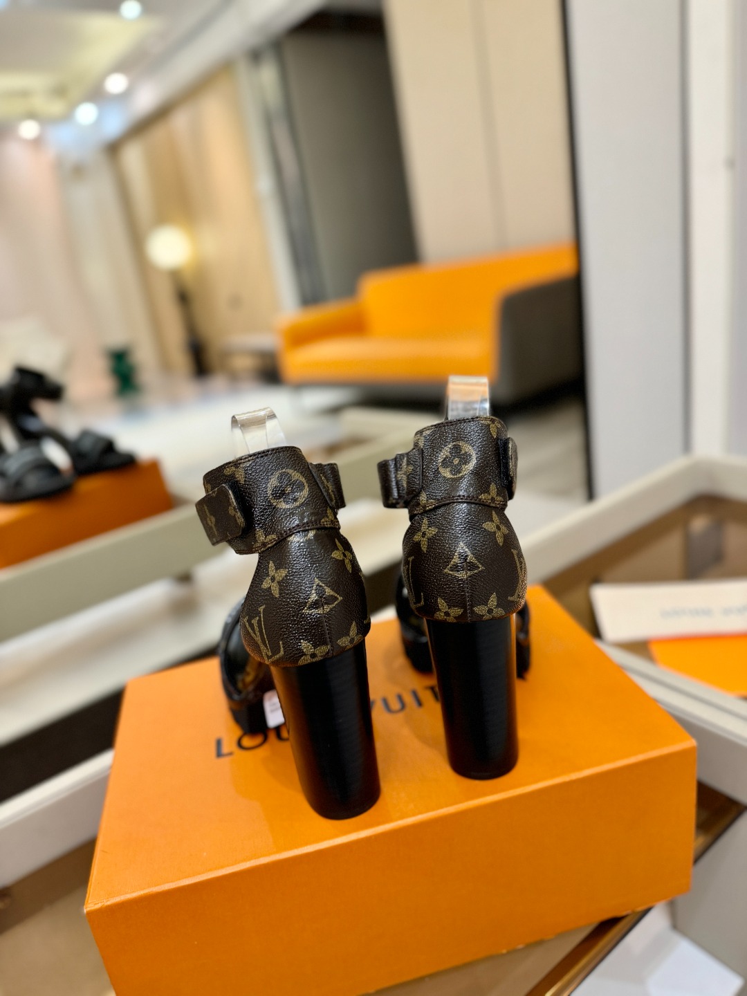 LOUIS VUITTON 💯💯💯 LV欧美风时尚凉鞋 🍋+🌿+=🥂 路易威登传统硬箱的精巧标准品牌扣💖