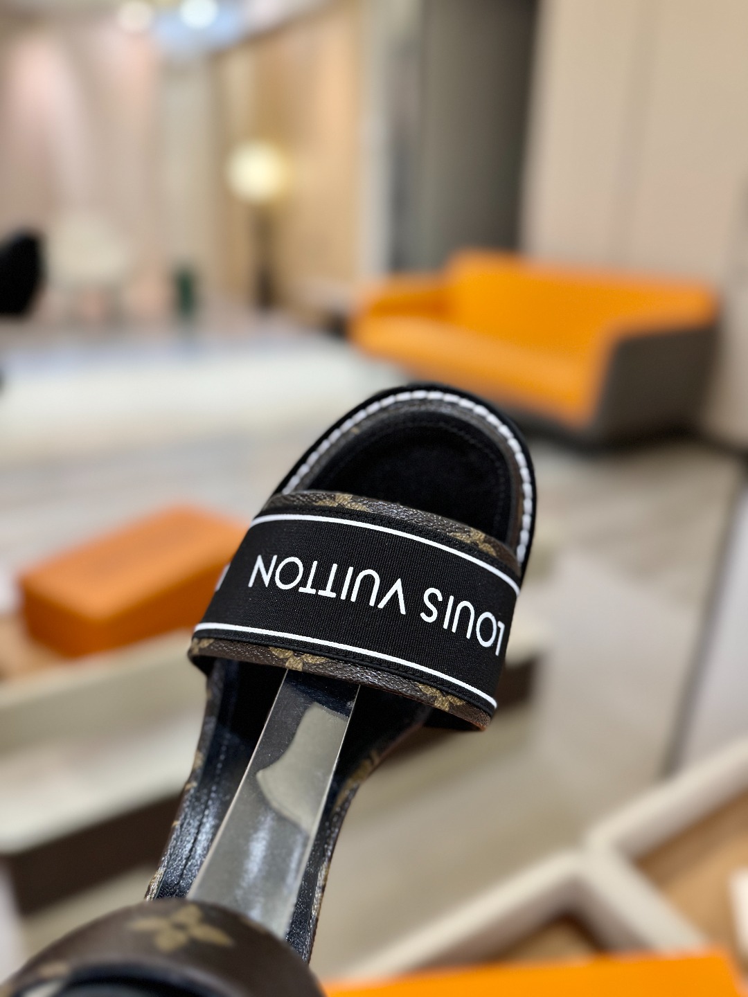 LOUIS VUITTON 💯💯💯 LV欧美风时尚凉鞋 🍋+🌿+=🥂 路易威登传统硬箱的精巧标准品牌扣💖