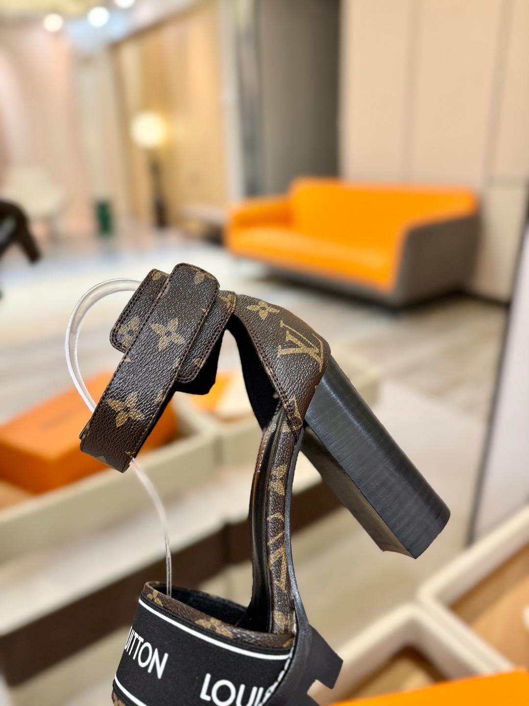 LOUIS VUITTON 💯💯💯 LV欧美风时尚凉鞋 🍋+🌿+=🥂 路易威登传统硬箱的精巧标准品牌扣💖