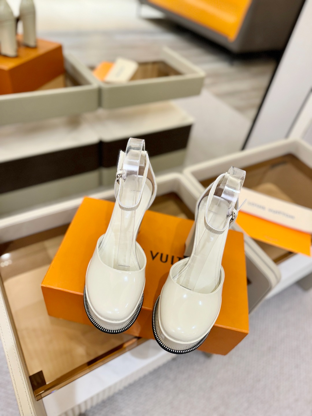 LOUIS VUITTON 💯💯💯 LV欧美风时尚凉鞋 🍋+🌿+=🥂路易威登传统硬箱的精巧标准品牌扣💖你