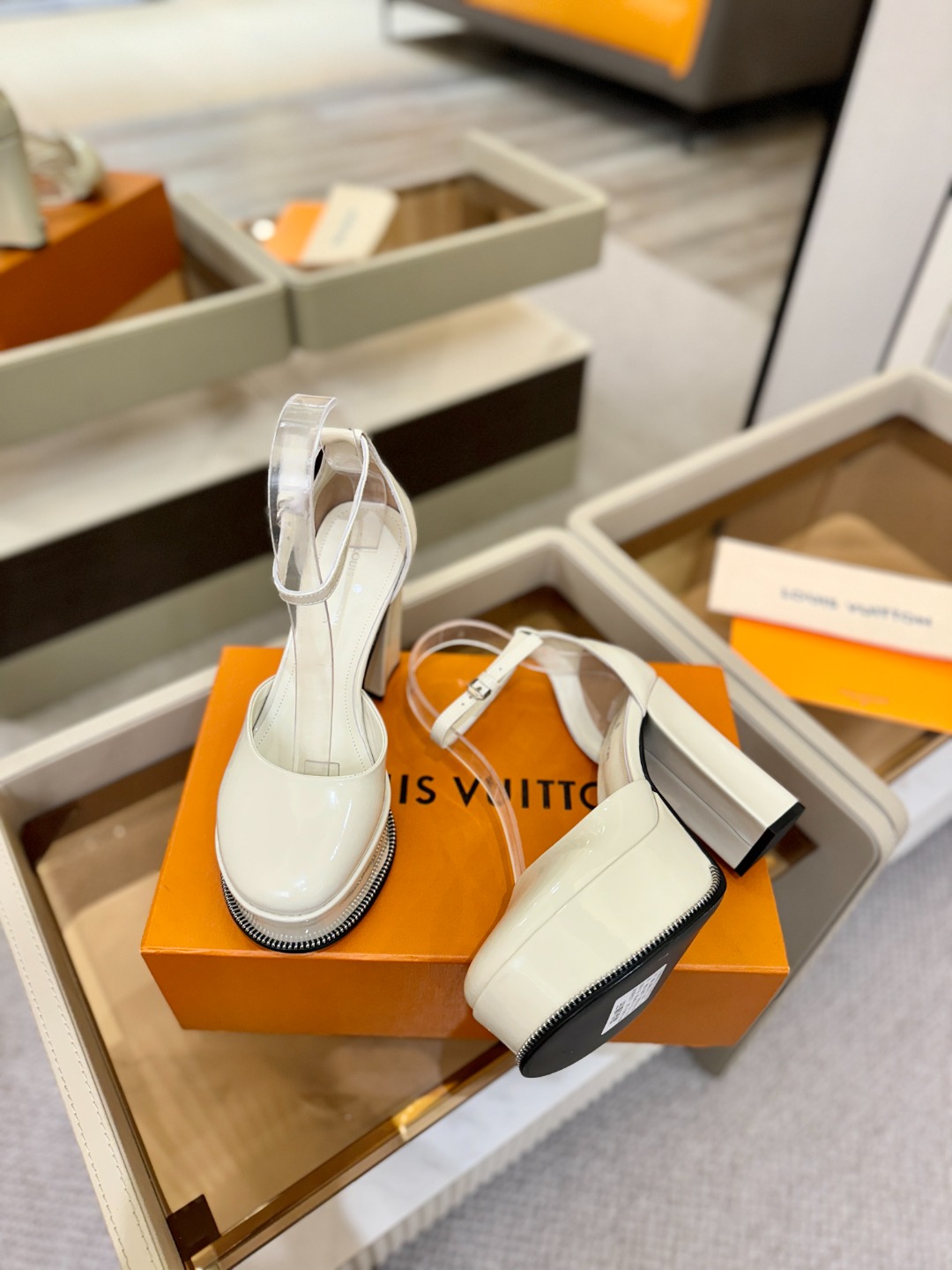 LOUIS VUITTON 💯💯💯 LV欧美风时尚凉鞋 🍋+🌿+=🥂路易威登传统硬箱的精巧标准品牌扣💖你