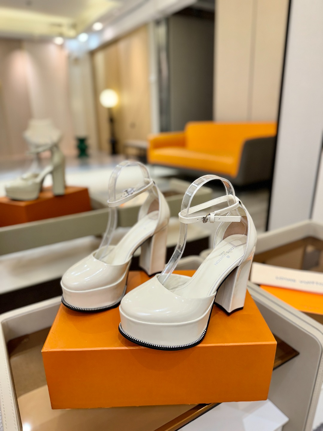 LOUIS VUITTON 💯💯💯 LV欧美风时尚凉鞋 🍋+🌿+=🥂路易威登传统硬箱的精巧标准品牌扣💖你