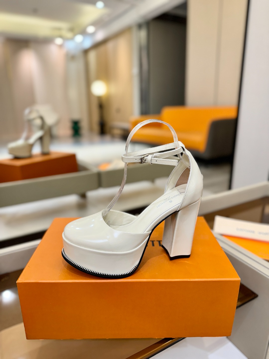 LOUIS VUITTON 💯💯💯 LV欧美风时尚凉鞋 🍋+🌿+=🥂路易威登传统硬箱的精巧标准品牌扣💖你