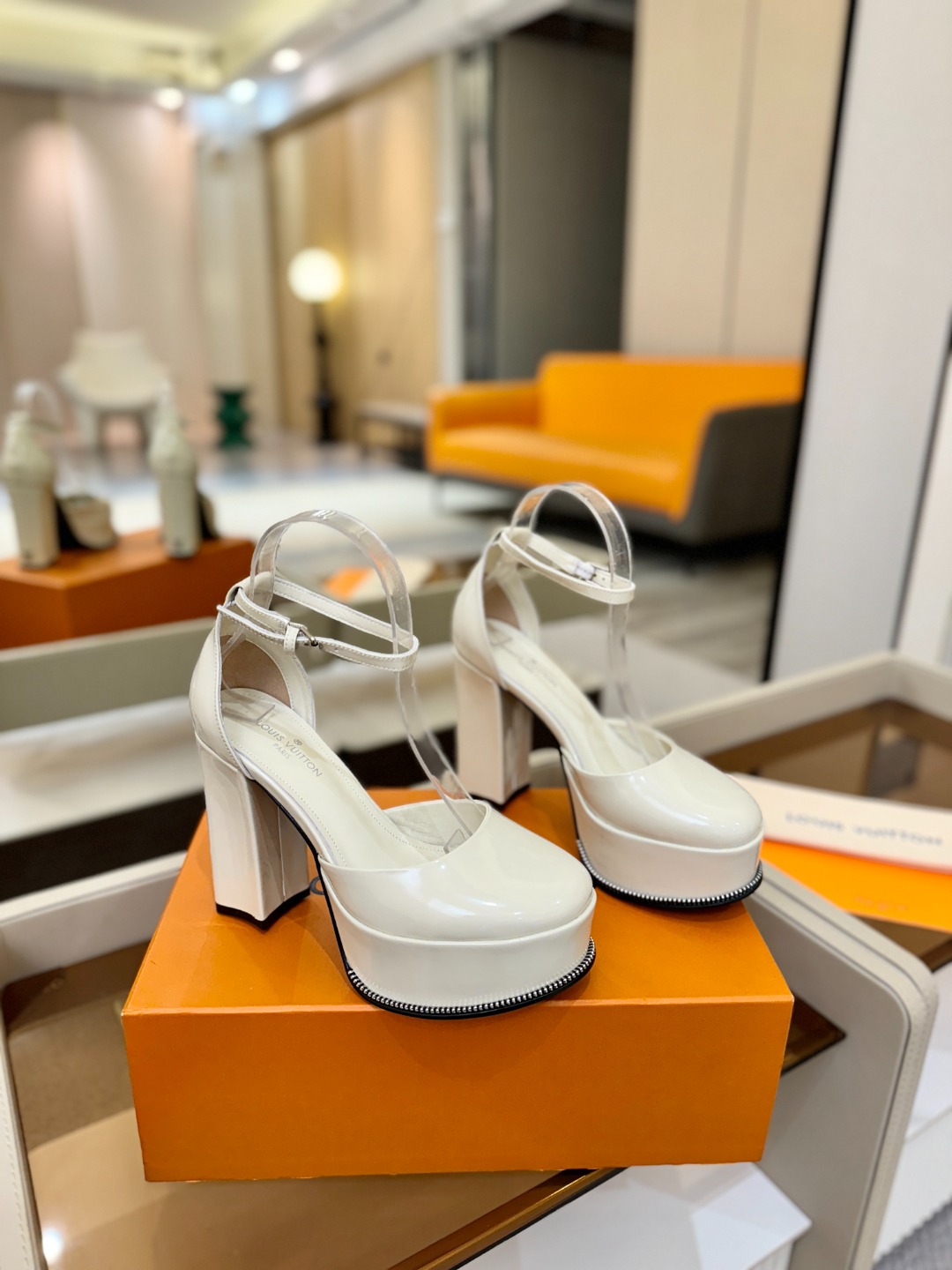 LOUIS VUITTON 💯💯💯 LV欧美风时尚凉鞋 🍋+🌿+=🥂路易威登传统硬箱的精巧标准品牌扣💖你