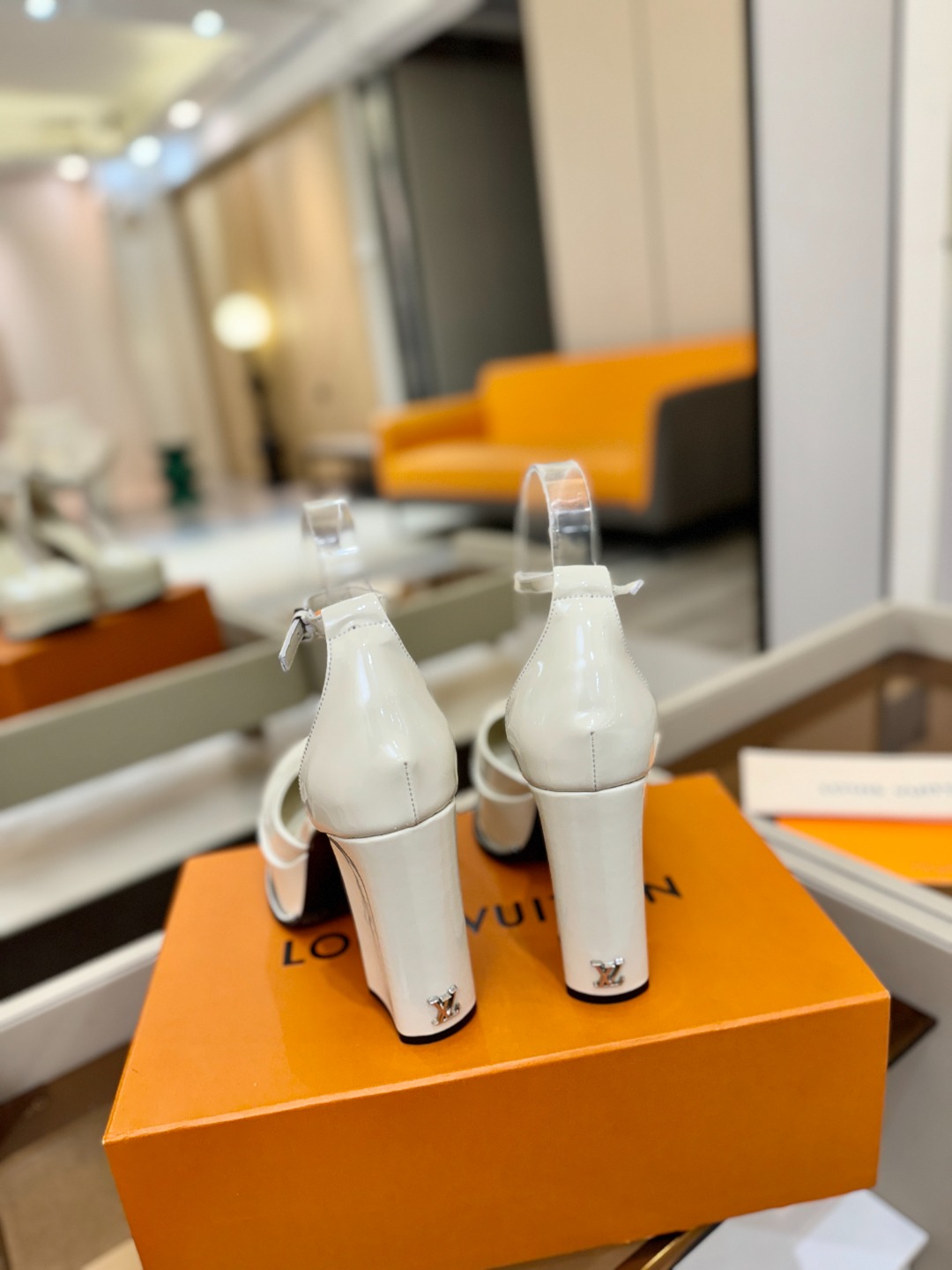 LOUIS VUITTON 💯💯💯 LV欧美风时尚凉鞋 🍋+🌿+=🥂路易威登传统硬箱的精巧标准品牌扣💖你