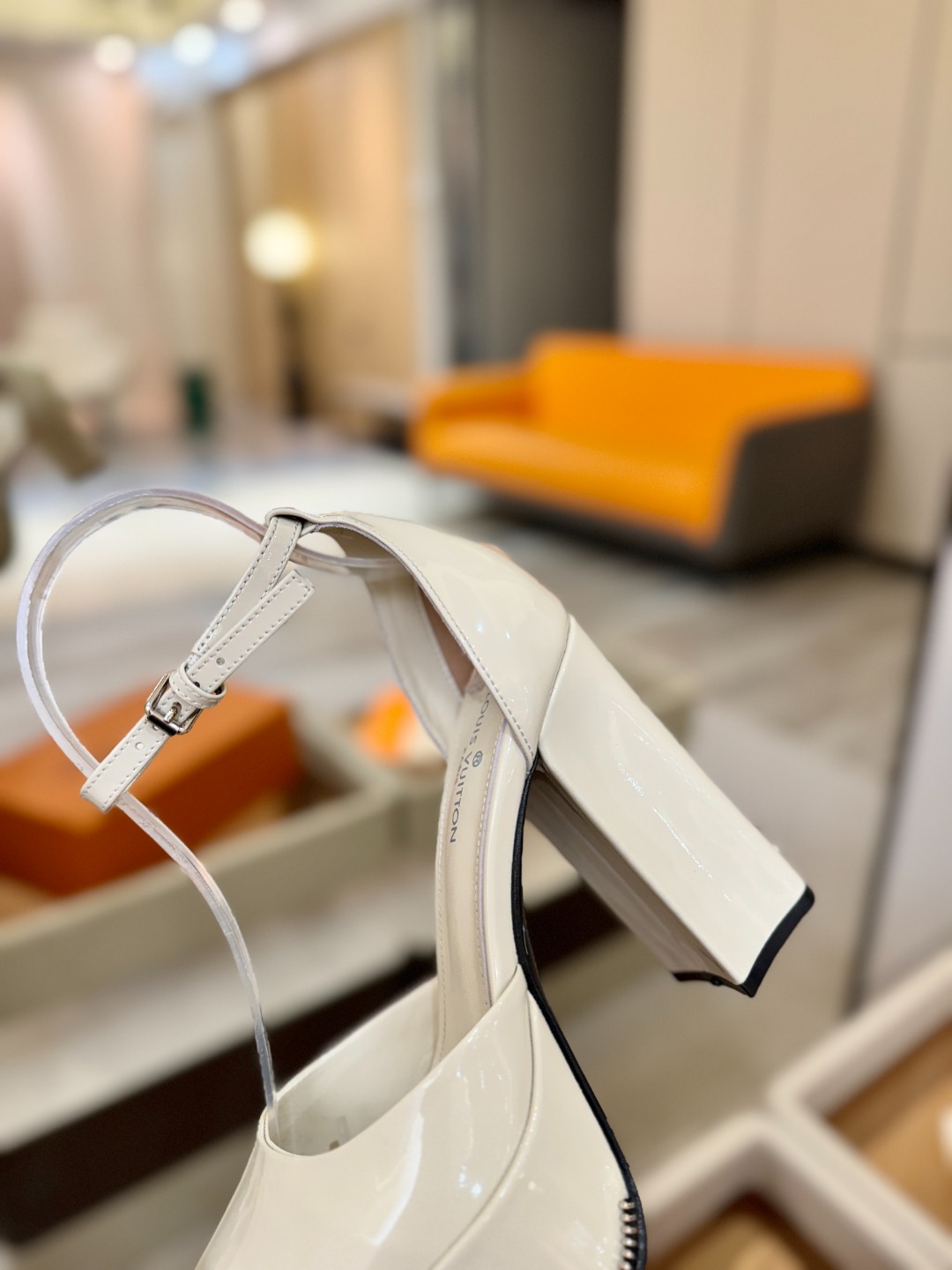 LOUIS VUITTON 💯💯💯 LV欧美风时尚凉鞋 🍋+🌿+=🥂路易威登传统硬箱的精巧标准品牌扣💖你