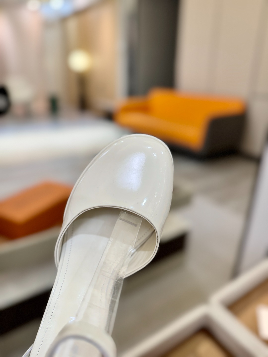 LOUIS VUITTON 💯💯💯 LV欧美风时尚凉鞋 🍋+🌿+=🥂路易威登传统硬箱的精巧标准品牌扣💖你