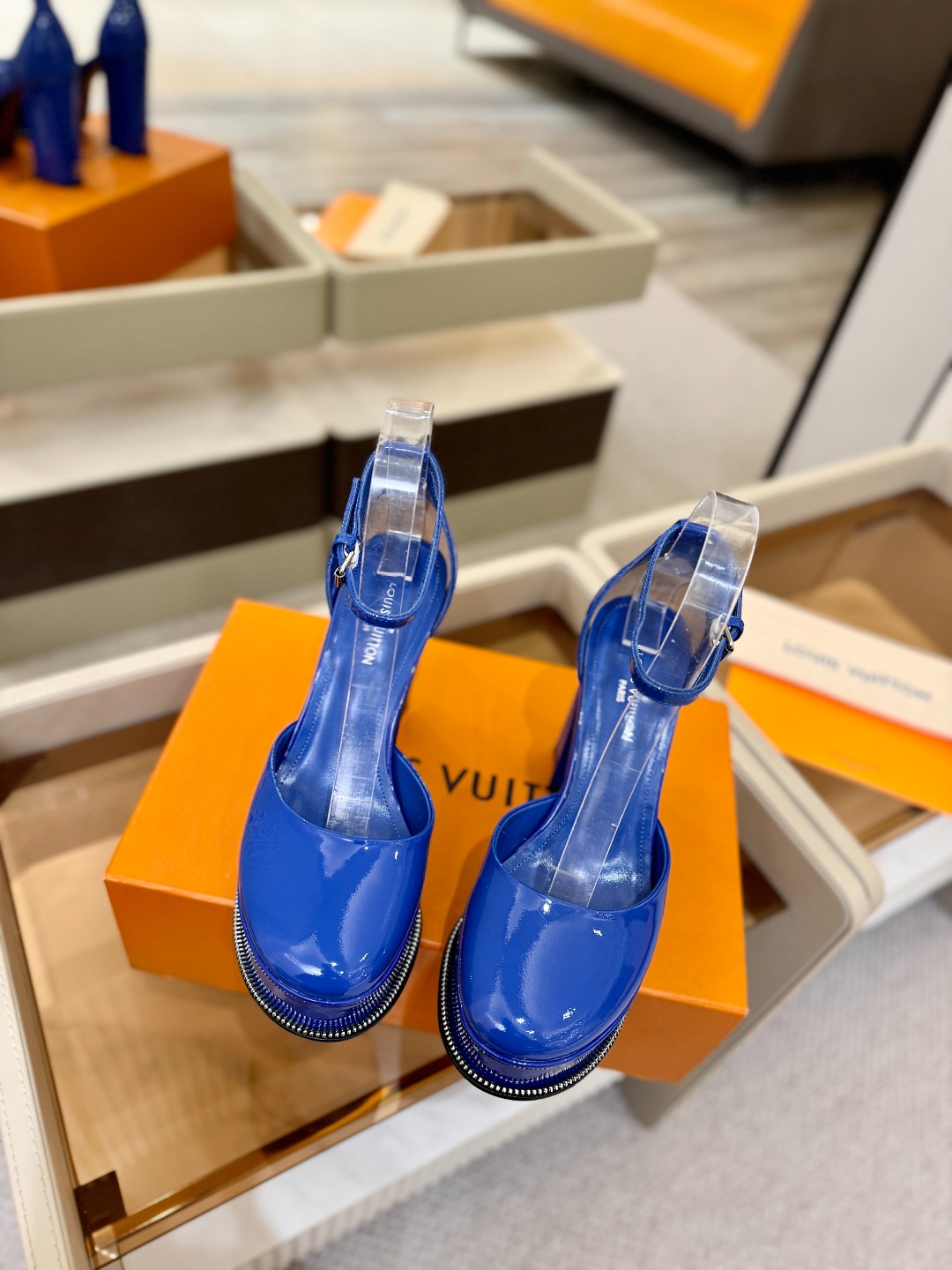 LOUIS VUITTON 💯💯💯 LV欧美风时尚凉鞋 🍋+🌿+=🥂路易威登传统硬箱的精巧标准品牌扣💖你