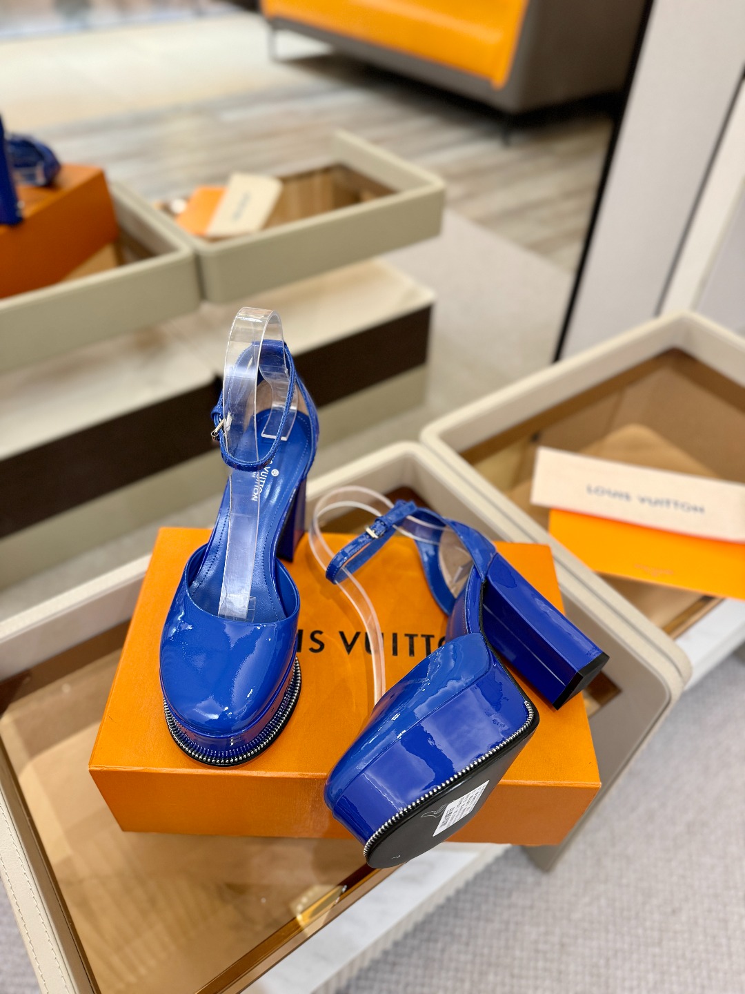 LOUIS VUITTON 💯💯💯 LV欧美风时尚凉鞋 🍋+🌿+=🥂路易威登传统硬箱的精巧标准品牌扣💖你