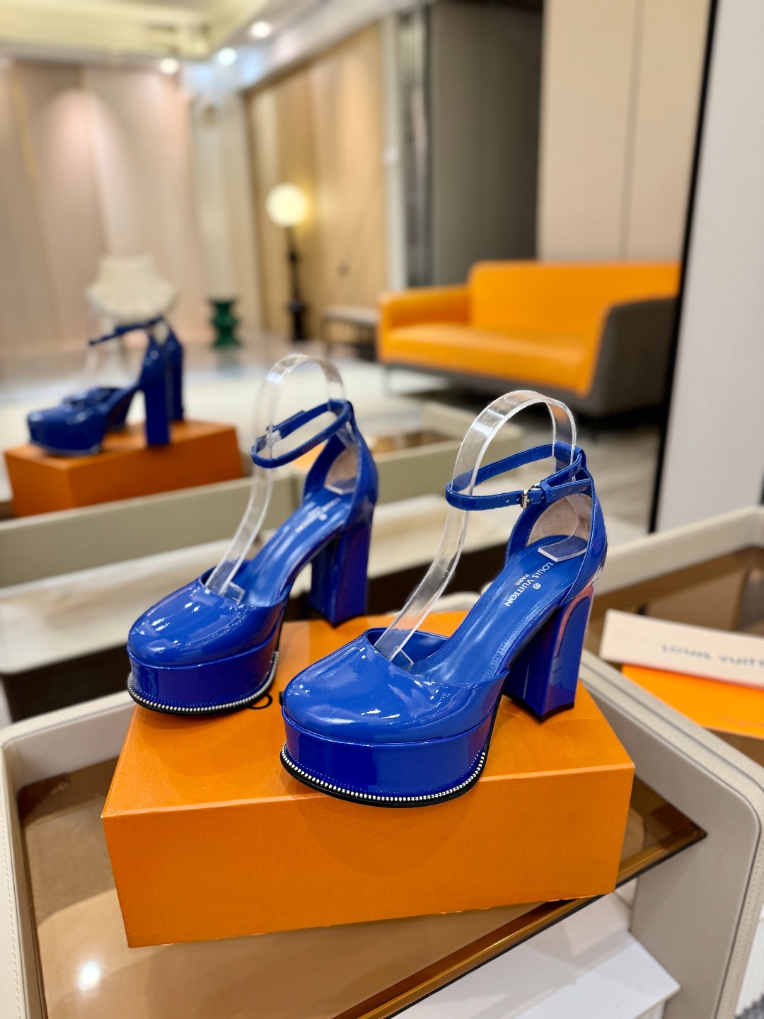 LOUIS VUITTON 💯💯💯 LV欧美风时尚凉鞋 🍋+🌿+=🥂路易威登传统硬箱的精巧标准品牌扣💖你