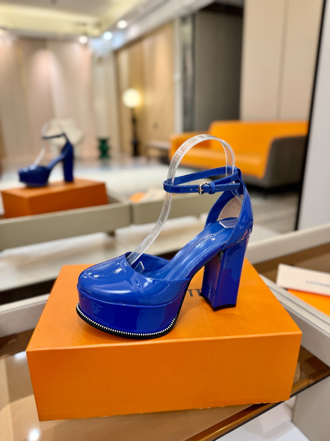 LOUIS VUITTON 💯💯💯 LV欧美风时尚凉鞋 🍋+🌿+=🥂路易威登传统硬箱的精巧标准品牌扣💖你