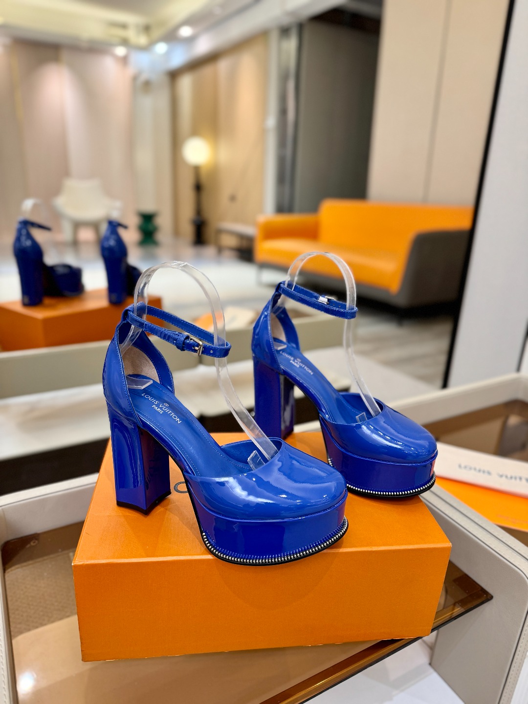 LOUIS VUITTON 💯💯💯 LV欧美风时尚凉鞋 🍋+🌿+=🥂路易威登传统硬箱的精巧标准品牌扣💖你