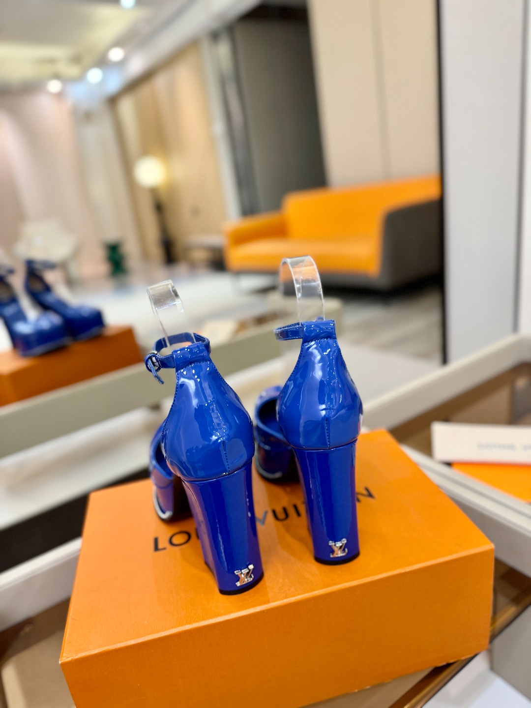 LOUIS VUITTON 💯💯💯 LV欧美风时尚凉鞋 🍋+🌿+=🥂路易威登传统硬箱的精巧标准品牌扣💖你