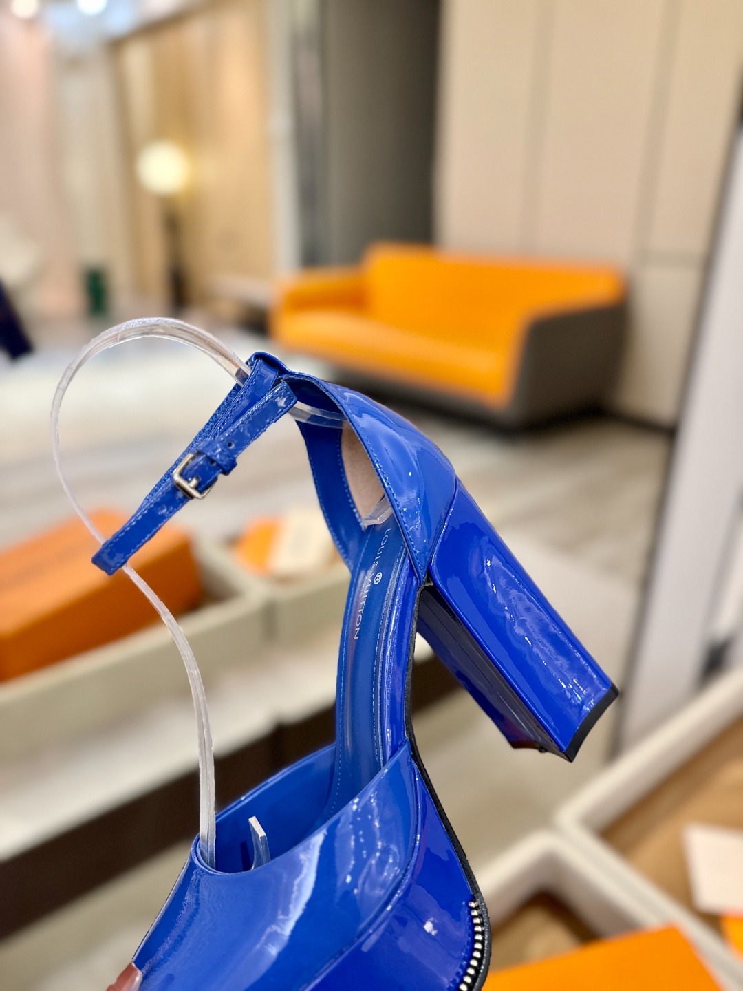 LOUIS VUITTON 💯💯💯 LV欧美风时尚凉鞋 🍋+🌿+=🥂路易威登传统硬箱的精巧标准品牌扣💖你