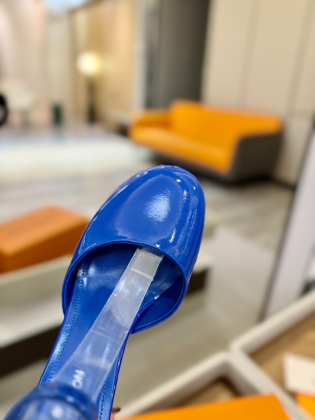 LOUIS VUITTON 💯💯💯 LV欧美风时尚凉鞋 🍋+🌿+=🥂路易威登传统硬箱的精巧标准品牌扣💖你