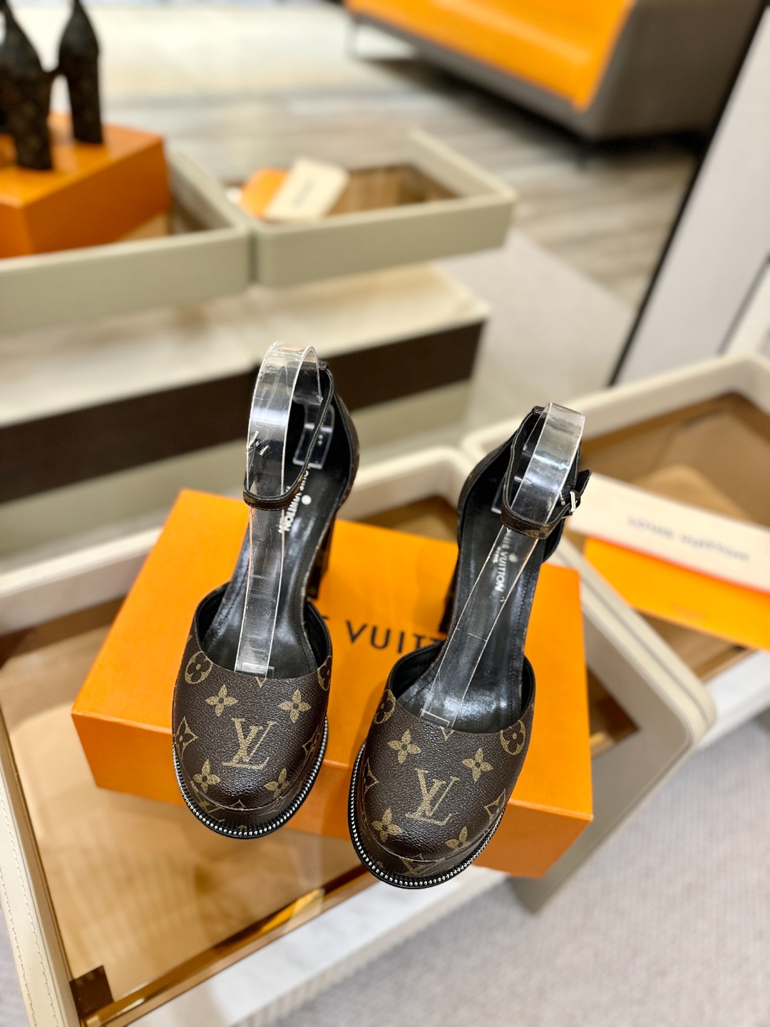 LOUIS VUITTON 💯💯💯 LV欧美风时尚凉鞋 🍋+🌿+=🥂路易威登传统硬箱的精巧标准品牌扣💖你