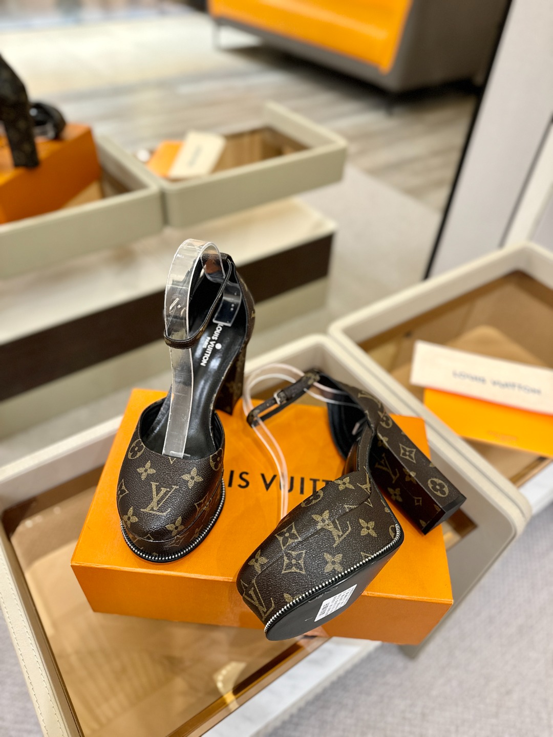 LOUIS VUITTON 💯💯💯 LV欧美风时尚凉鞋 🍋+🌿+=🥂路易威登传统硬箱的精巧标准品牌扣💖你