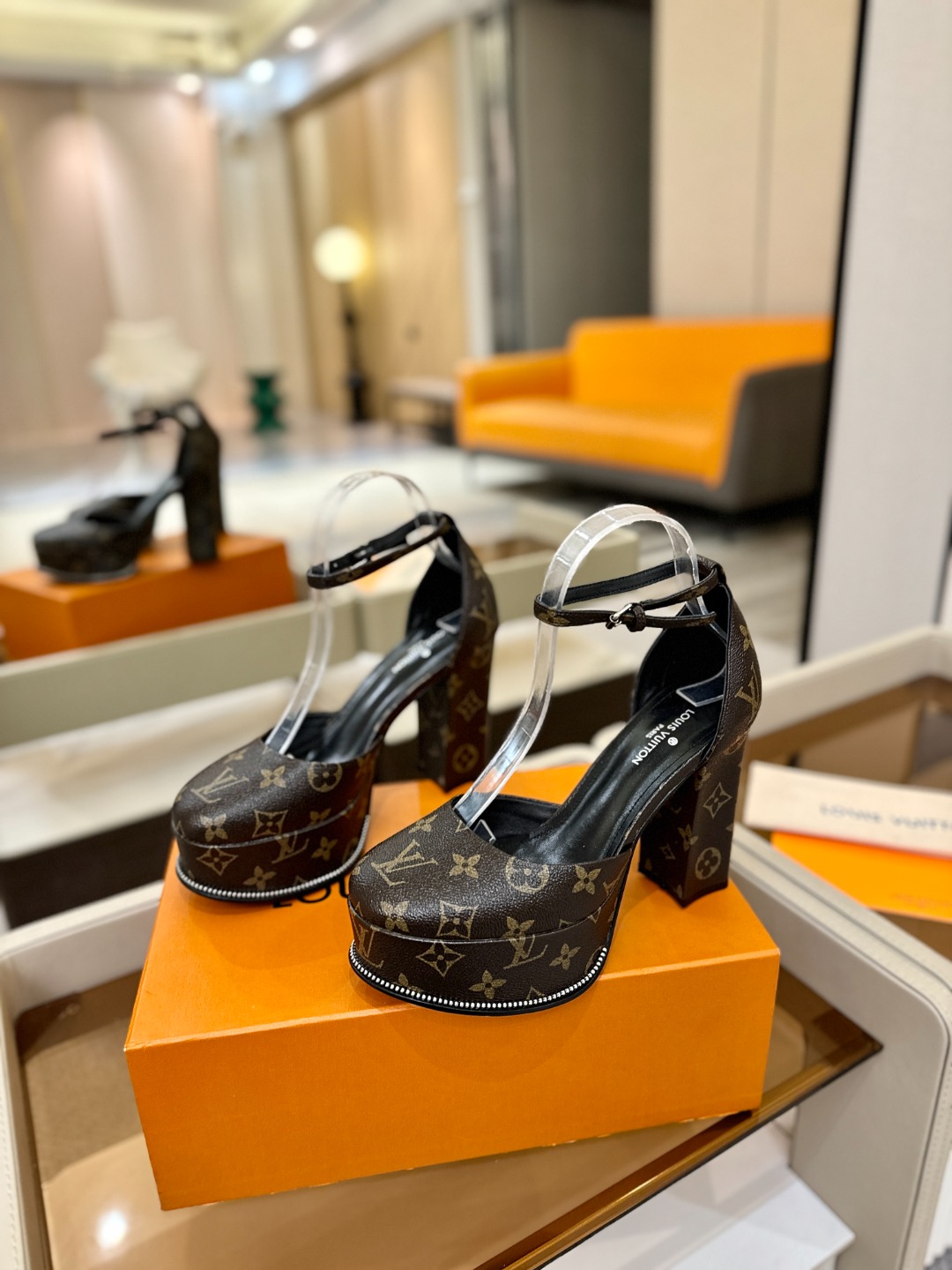 LOUIS VUITTON 💯💯💯 LV欧美风时尚凉鞋 🍋+🌿+=🥂路易威登传统硬箱的精巧标准品牌扣💖你