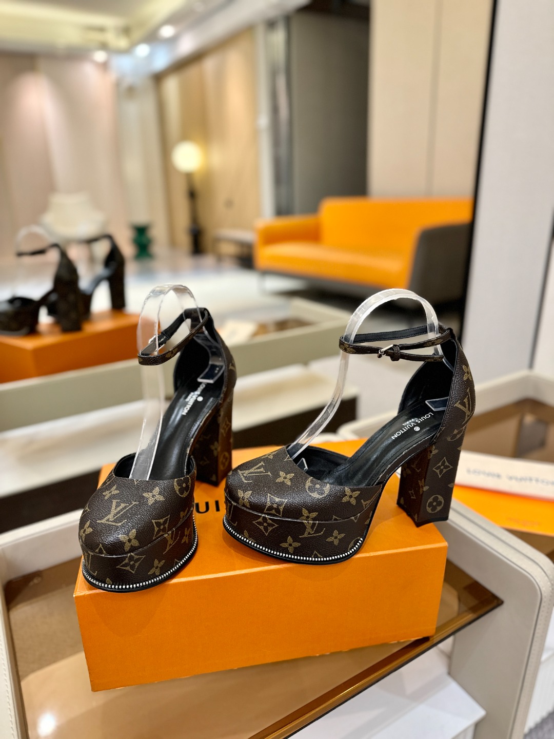 LOUIS VUITTON 💯💯💯 LV欧美风时尚凉鞋 🍋+🌿+=🥂路易威登传统硬箱的精巧标准品牌扣💖你