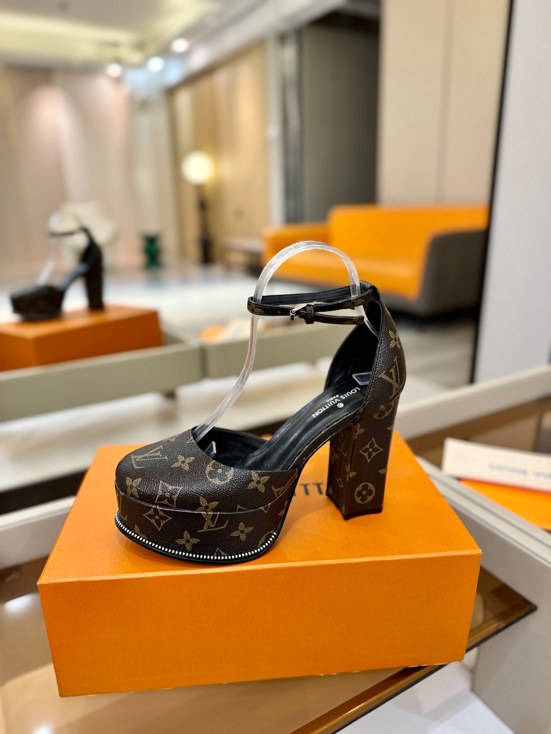 LOUIS VUITTON 💯💯💯 LV欧美风时尚凉鞋 🍋+🌿+=🥂路易威登传统硬箱的精巧标准品牌扣💖你