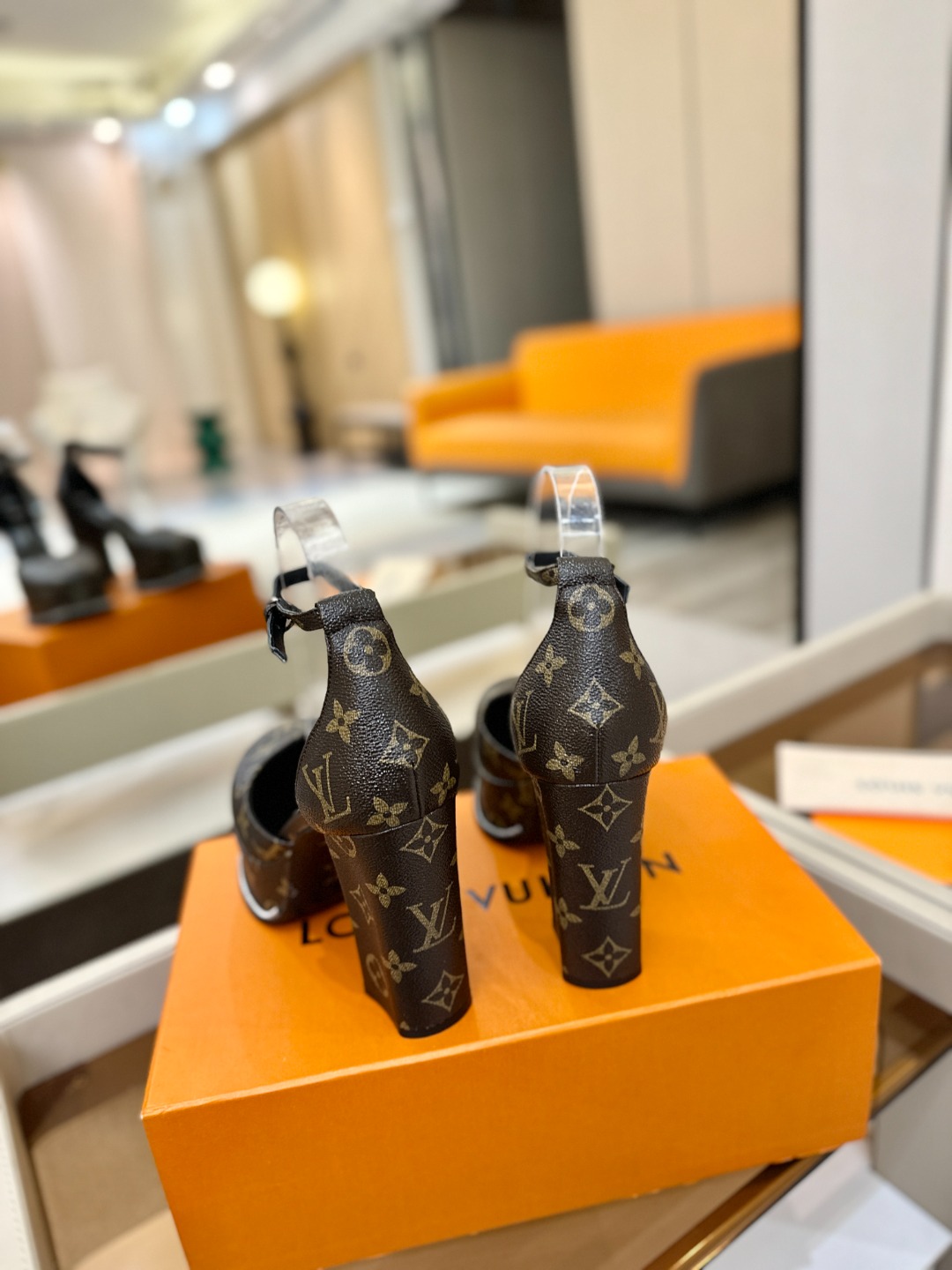 LOUIS VUITTON 💯💯💯 LV欧美风时尚凉鞋 🍋+🌿+=🥂路易威登传统硬箱的精巧标准品牌扣💖你